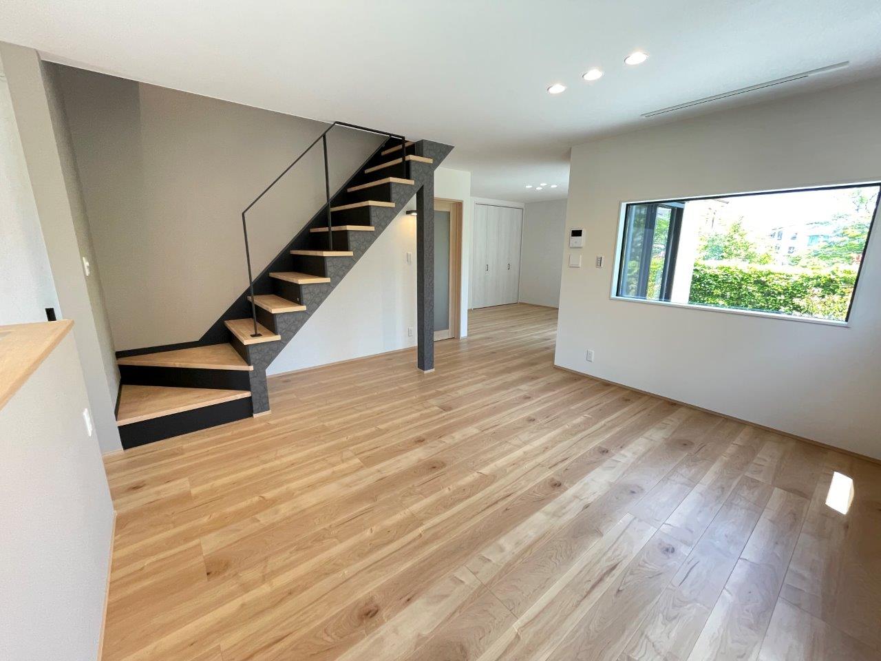 アイアン手摺の階段が印象的な、開放的なLDK